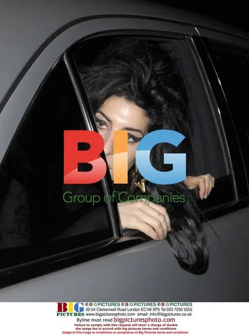 Amy Winehouse Stops for Snacks