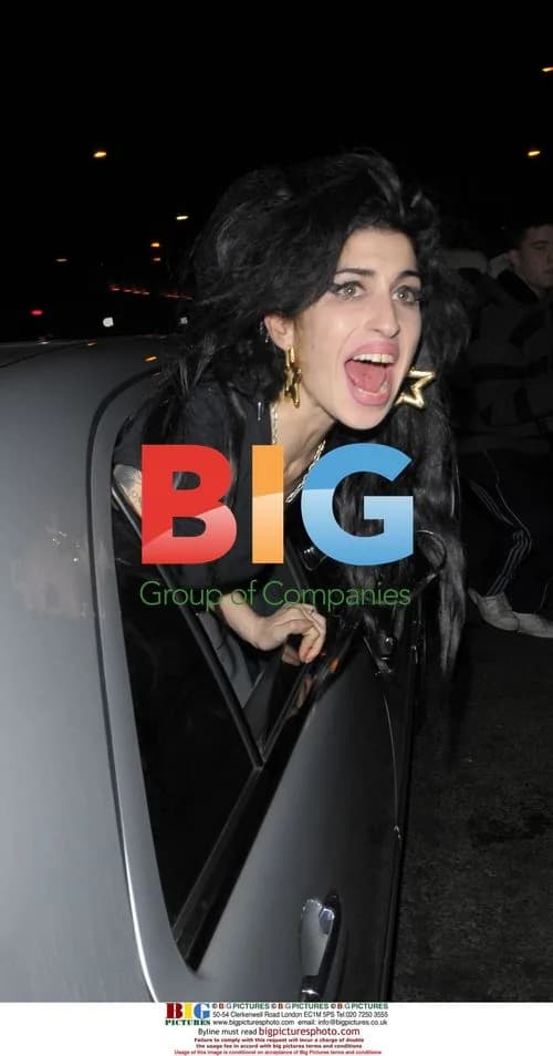 Amy Winehouse stops for snacks