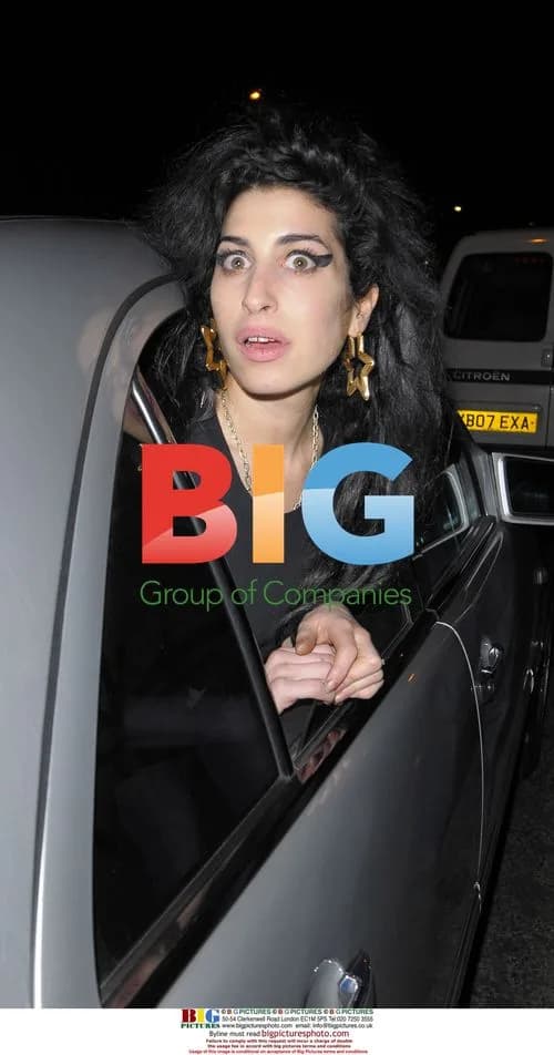 Amy Winehouse stops for snacks
