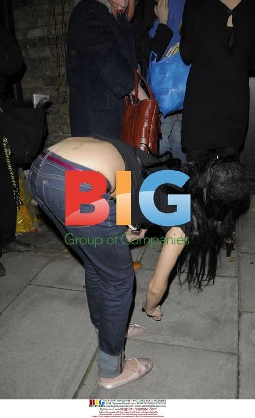 Amy Winehouse stops for snacks