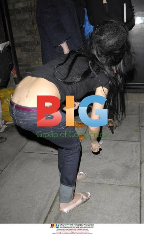 Amy Winehouse Leaving Off-License