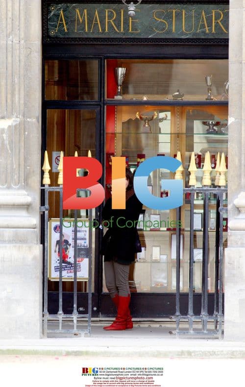 Maggie Gyllenhaal and her mother in Paris