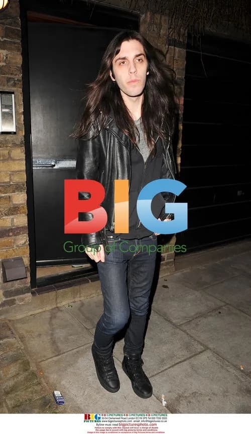 Amy Winehouse's mate leaving flat at 3am