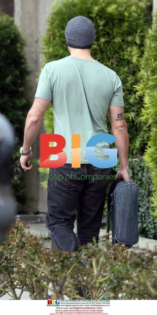 Jesse Metcalfe has working brunch at Eat Well
