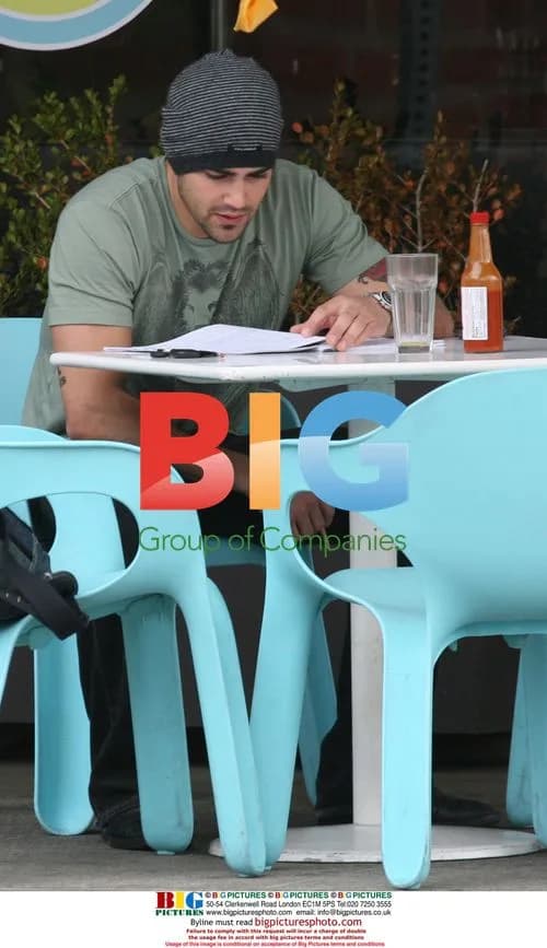 Jesse Metcalfe at Eat Well Cafe