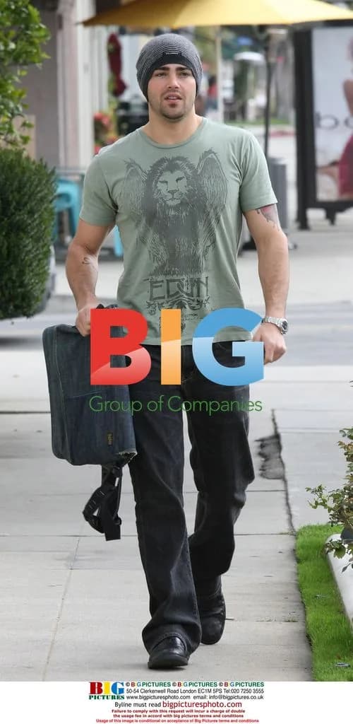 Jesse Metcalfe has working brunch at Eat Well cafe
