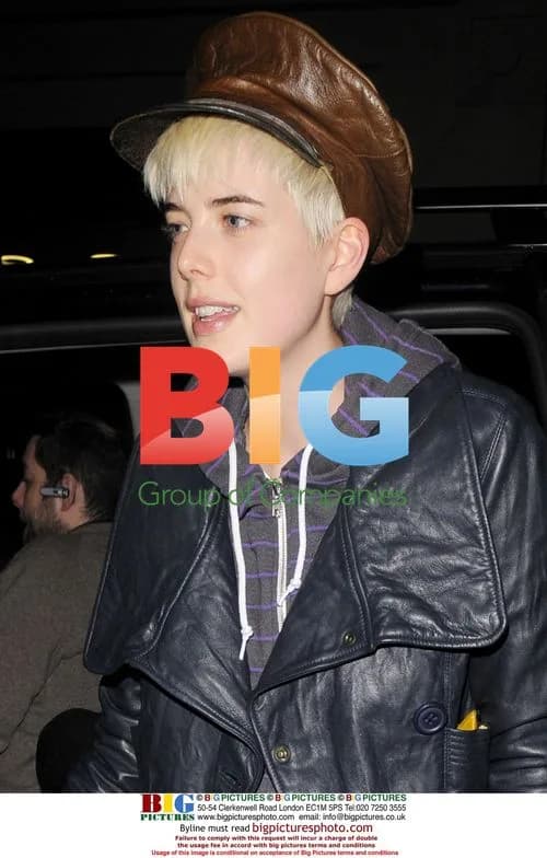 Agyness Deyn Arrives at Hotel with Guitar