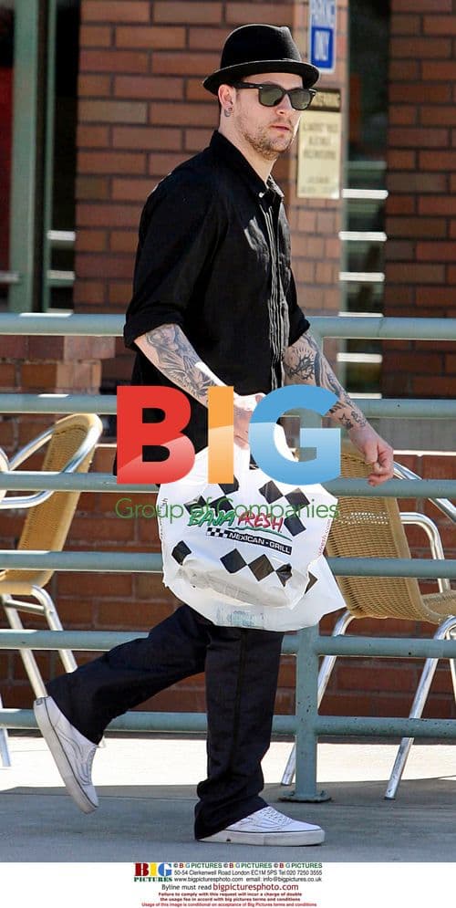 Joel Madden buys lunch for Nicole Richie