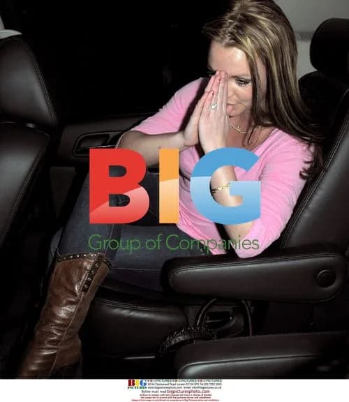 Britney Spears prays after sushi at 'Sushi House Unico'