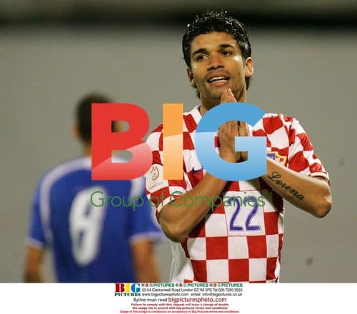 Eduardo da Silva Shows Daughter's Name Tattoo