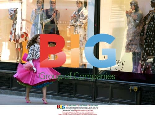 Isla Fisher & Hugh Dancy Filming "Confessions of a Shopaholic"