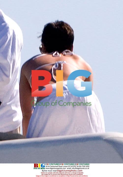 Pink's solo yacht vacation in Mexico