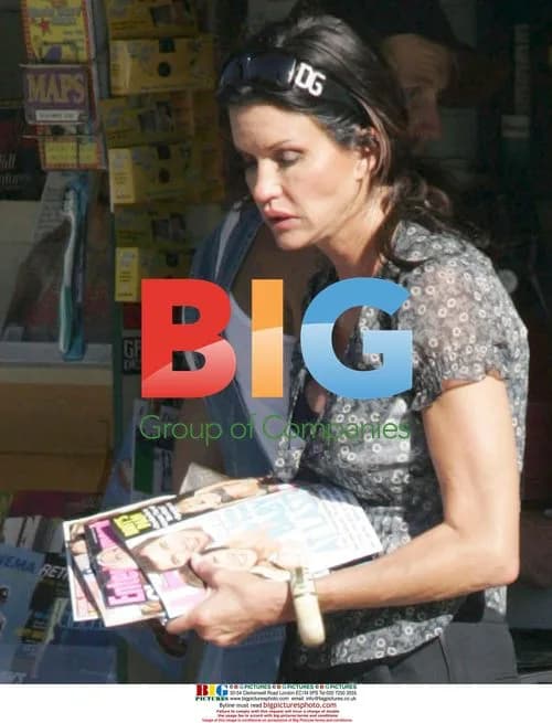 Janice Dickinson checks mags
