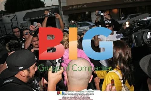 Eva Longoria mobbed by paparazzi