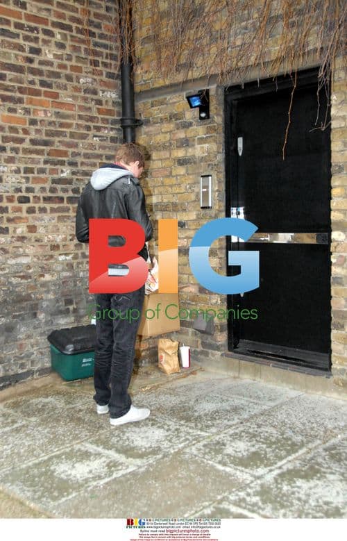 Amy Winehouse Refuses to Open Door