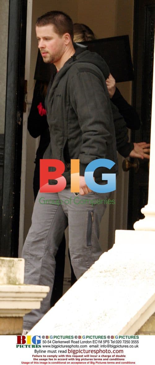 Heather Mills exits sister's flat