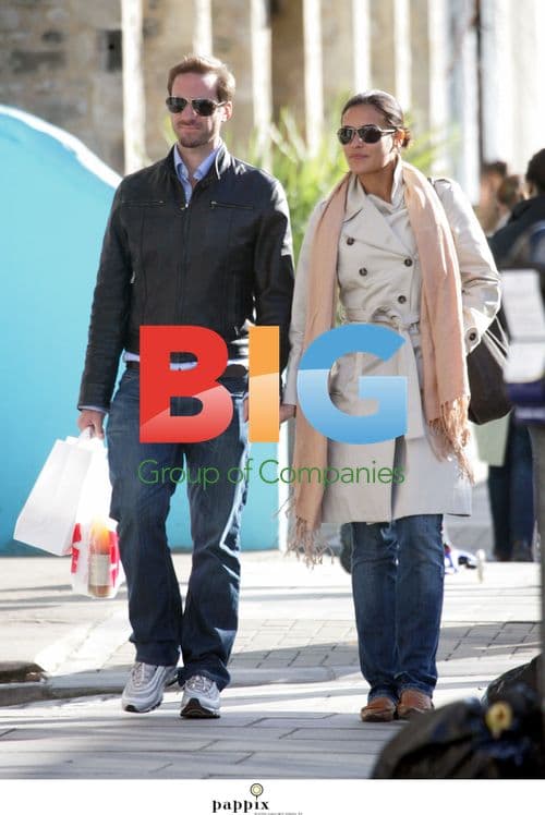Joesph Fiennes and girlfriend walking in London