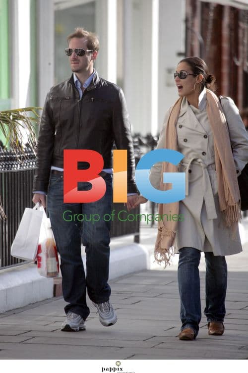 Joesph Fiennes and girlfriend walk in London