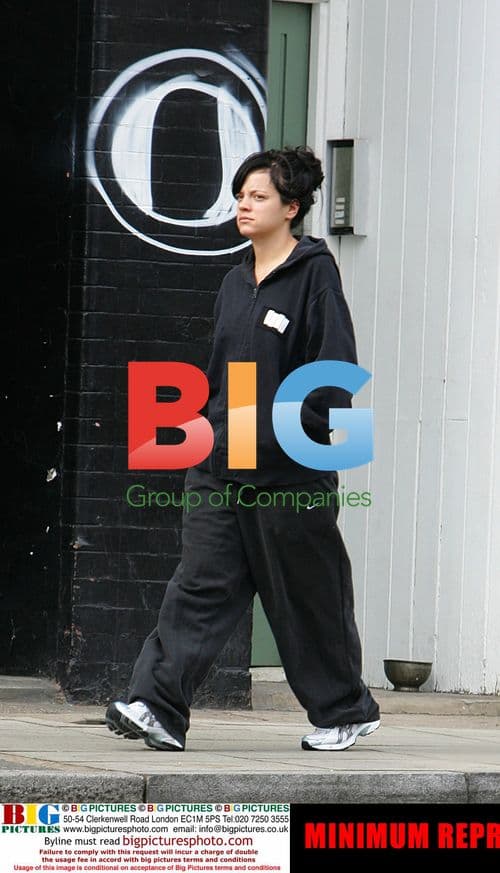 Lily Allen Goes to Cafe with New Love Interest