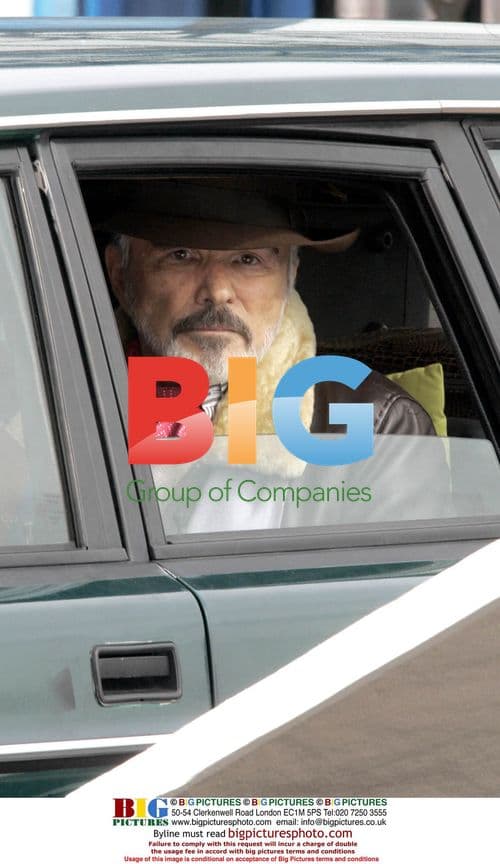 Burt Reynolds films 'A Bunch of Amateurs' in London