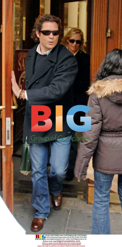 Uma Thurman and Arpad Busson kiss in Barnes & Noble