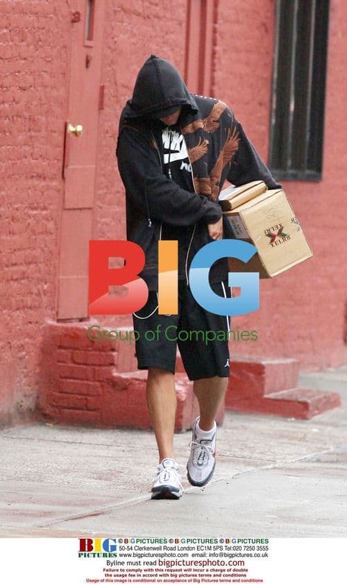 Tom Brady Carries Packages to Gisele's Home