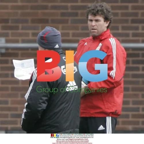 Rafa Benitez Checks Pre-Match Prep