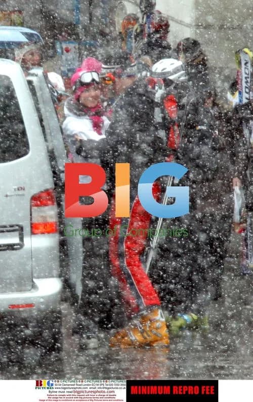Prince William protects Kate Middleton in snow