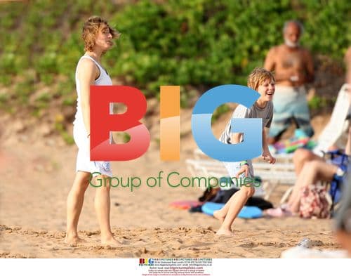 Jodie Foster flies kite with kids in Hawaii