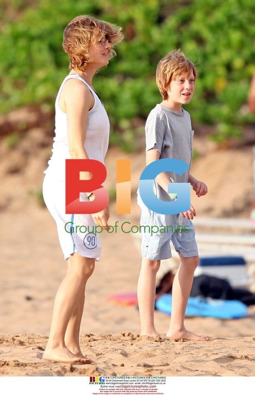 Jodie Foster flies kite with kids in Hawaii