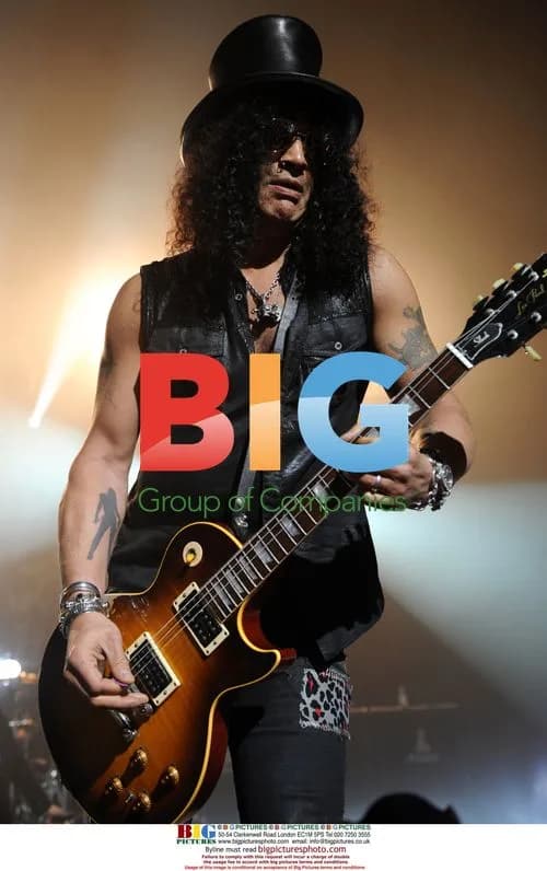 Slash performs with Velvet Revolver in London