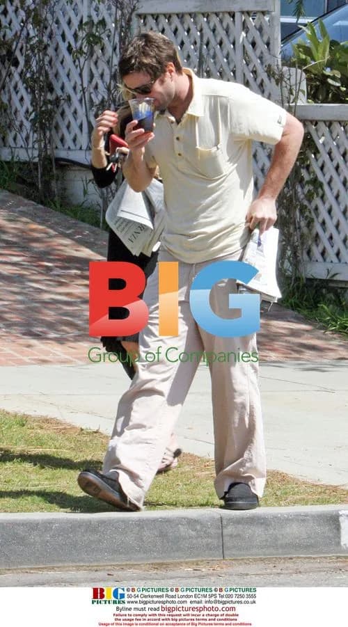 Luke Wilson grabs iced coffee