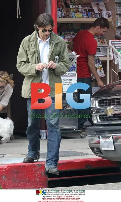 Olivier Martinez stops at newsstand