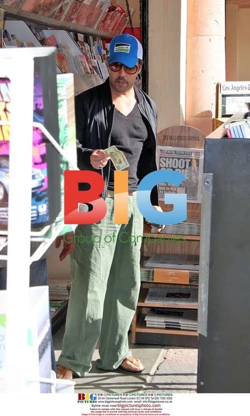 Jeremy Piven picks up magazines in Malibu