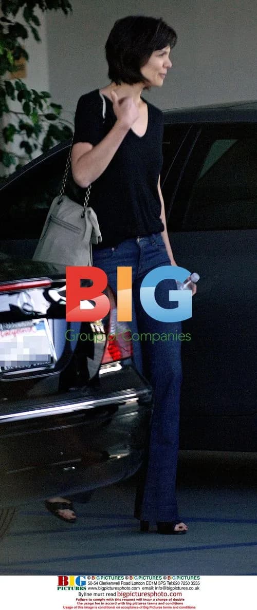 Katie Holmes Shops in Los Angeles