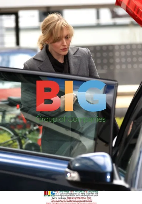Jamie Cullum and Sophie Dahl leave home with suitcases