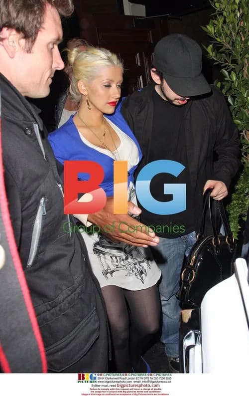 Christina Aguilera Leaves Bar