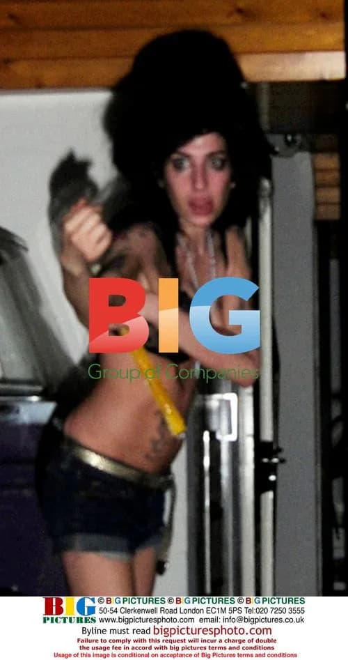 Amy Winehouse meets friends in London