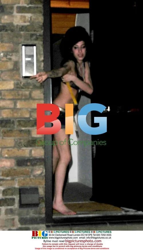 Amy Winehouse meets friends in London