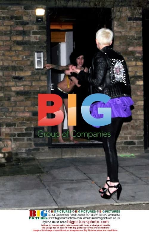 Amy Winehouse meets friends in London