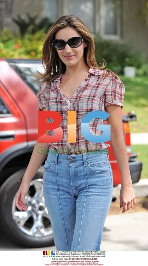 Kelly Brook moves into new home with mom
