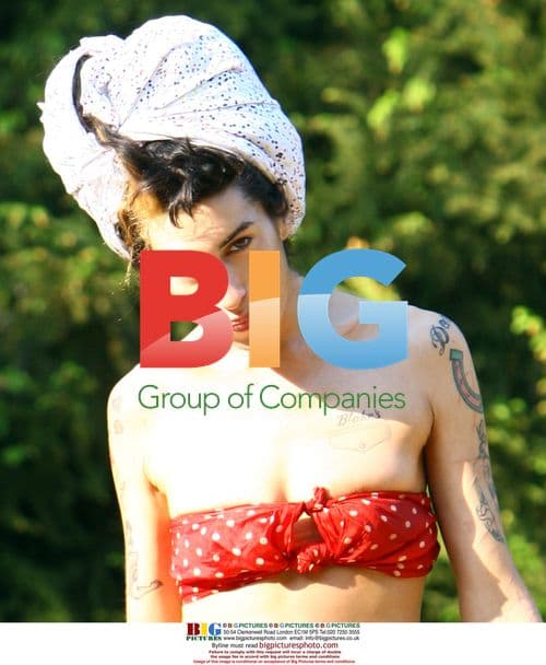 Amy Winehouse Relaxes at Studio With Friend