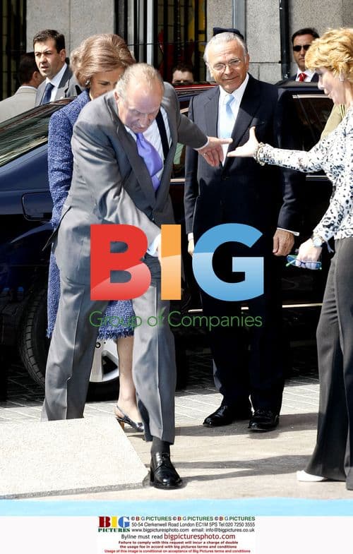 Spanish King Trips Up at Scholarship Event