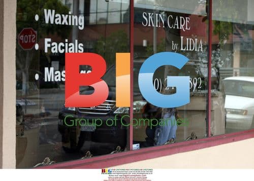 Kelly Brook gets waxing with mom in LA