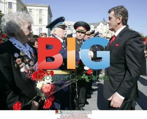 Ukraine President Yushchenko greets WWII veterans