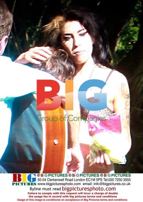 Amy Winehouse and friends relax in Henley
