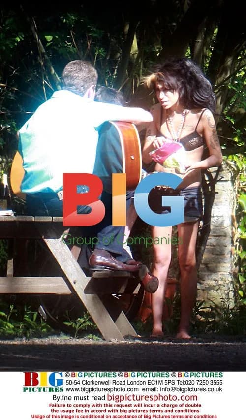 Amy Winehouse and friends take a break in Henley