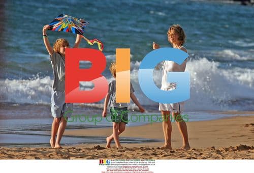 Jodie Foster flying kite with kids in Hawaii