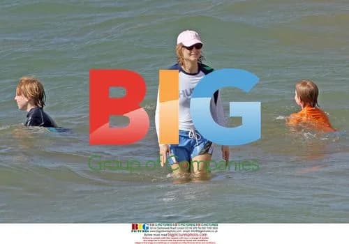 Jodie Foster takes kids to beach in Hawaii