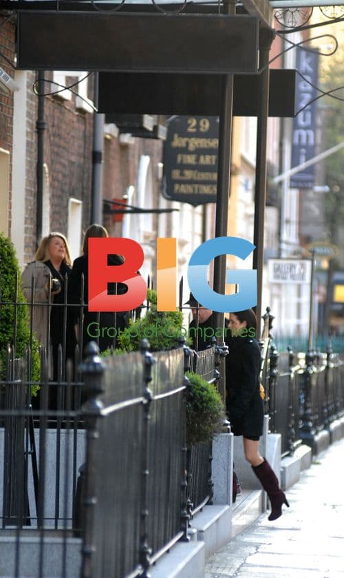 Comedian Johnny Vegas helps homeless person